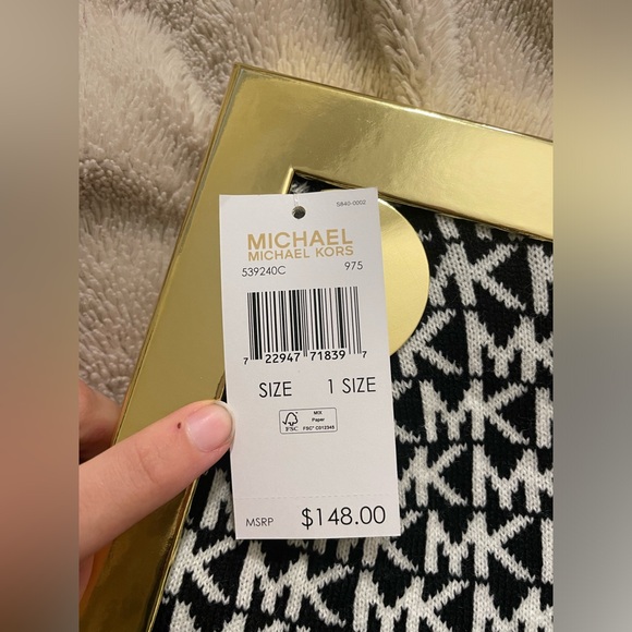 NWT Michael Kors Winter Monogram Gift Set Hat, Scarf, and Gloves - Picture 2 of 5